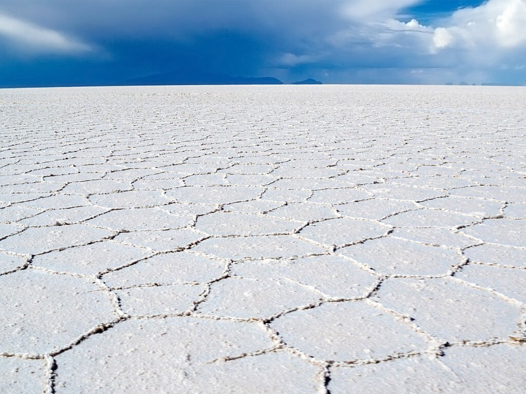 Exploitation des réserves de lithium dans le désert de sel du Salar d'Uyuni en Bolivie