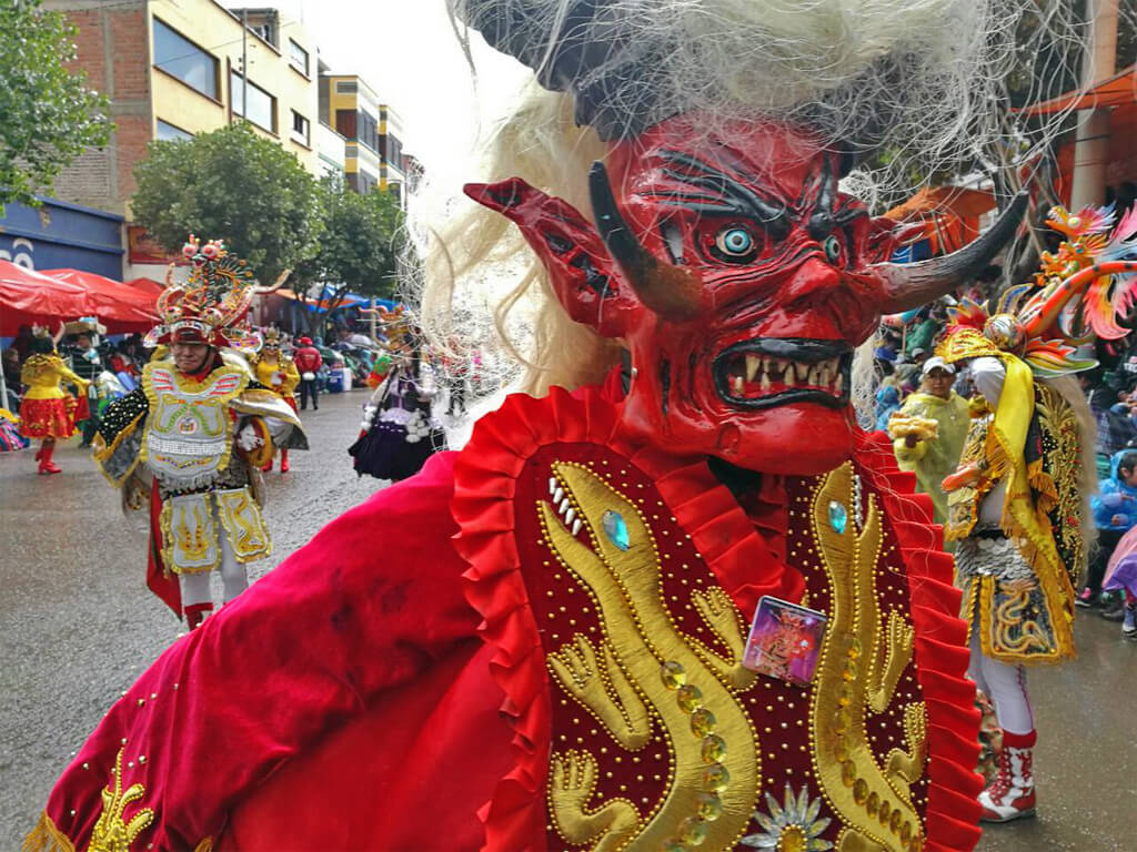 Masques de diables boliviens pour le carnaval à Oruro en Bolivie